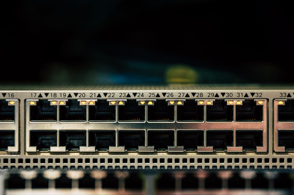 Detaljan prikaz mrežnog switcha s više ethernet priključaka i LED indikatorima