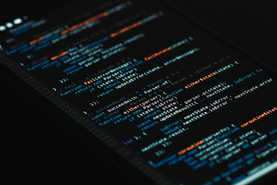 Detaljan prikaz programskog koda na zaslonu tijekom razvoja softvera.